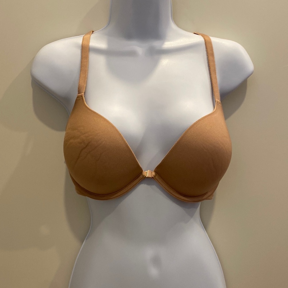 NWOT 36D tan Cosmopolitan. Front buckle. Ego lift. Lace T-back.